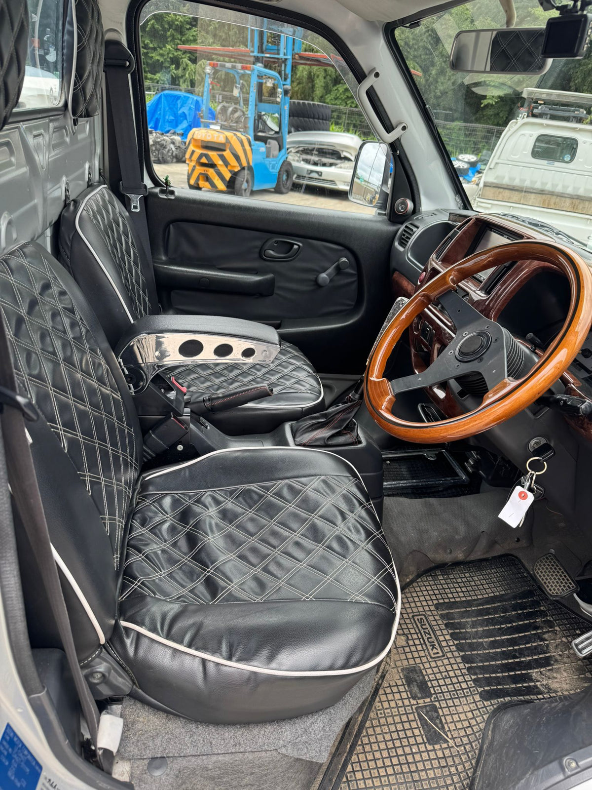 Silver 2001 Suzuki Carry 4x4 kei truck, photo 8 of 14