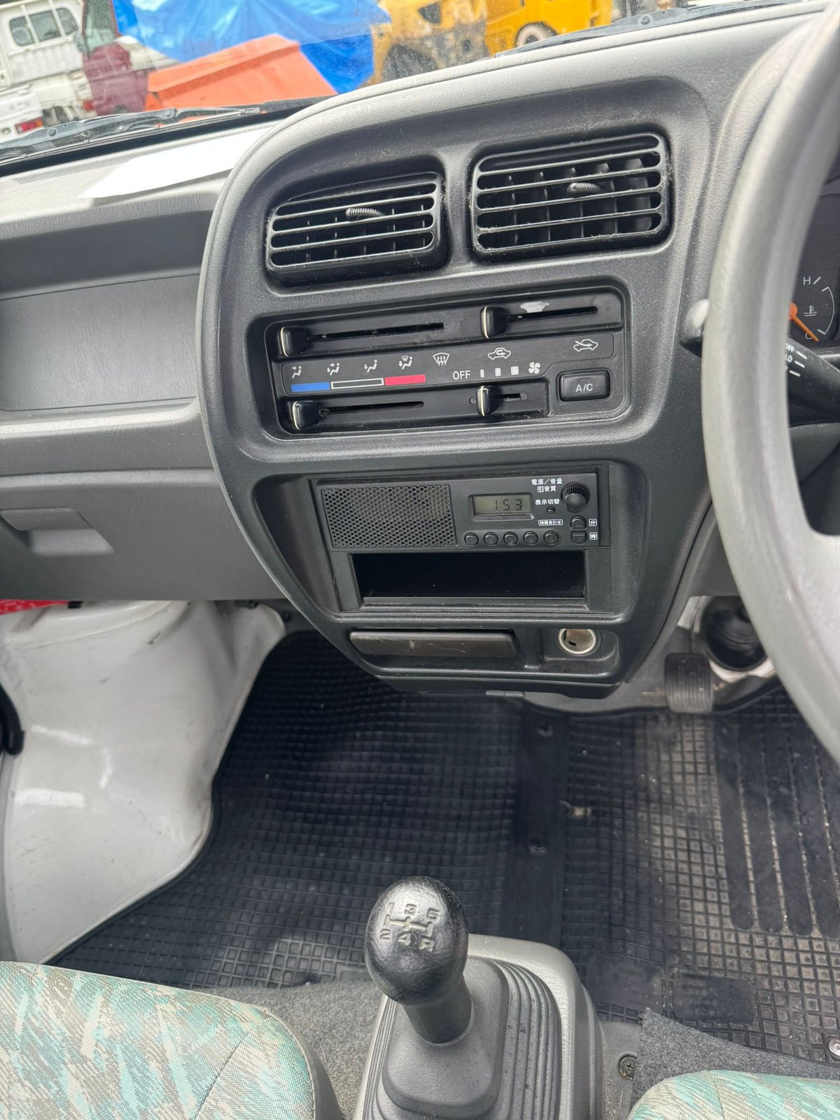 White 2000 Suzuki Carry 4x4 kei truck, photo 11 of 14