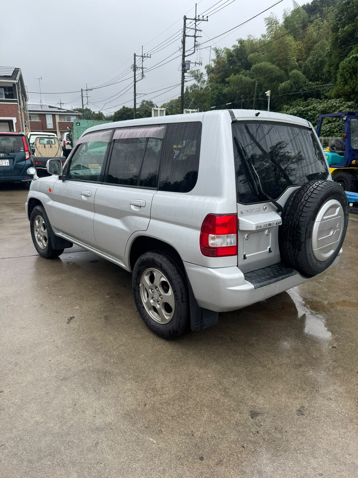 Silver 2000 Mitsubishi Pajero iO 4WD SUV, photo 3 of 19
