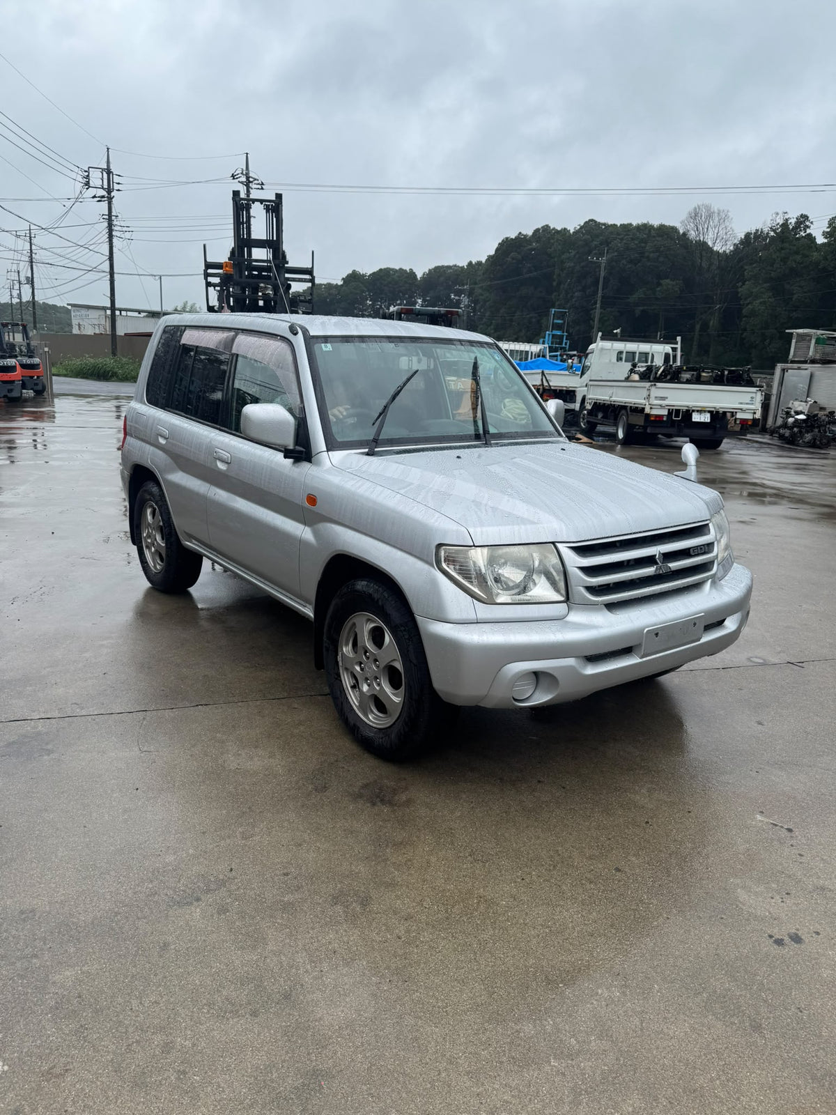 Silver 2000 Mitsubishi Pajero iO 4WD SUV, photo 7 of 19