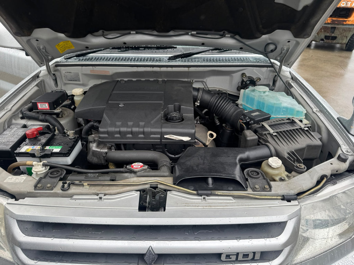 Silver 2000 Mitsubishi Pajero iO 4WD SUV, photo 16 of 19