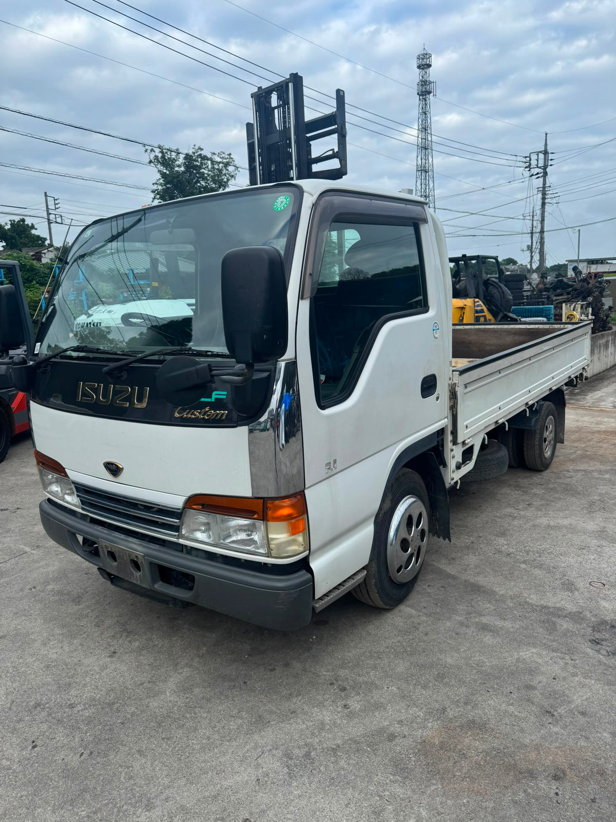 White 2000 Isuzu Elf Diesel Truck 4x2, photo 3 of 15
