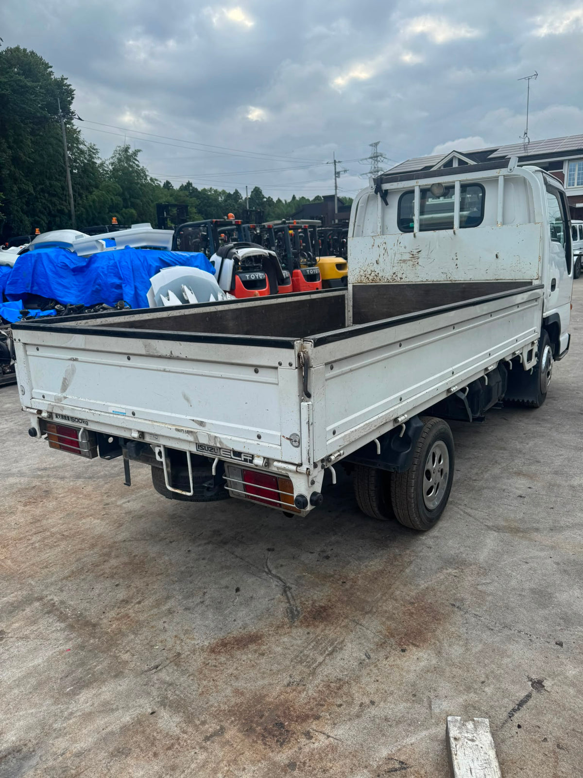 White 2000 Isuzu Elf Diesel Truck 4x2, photo 7 of 15