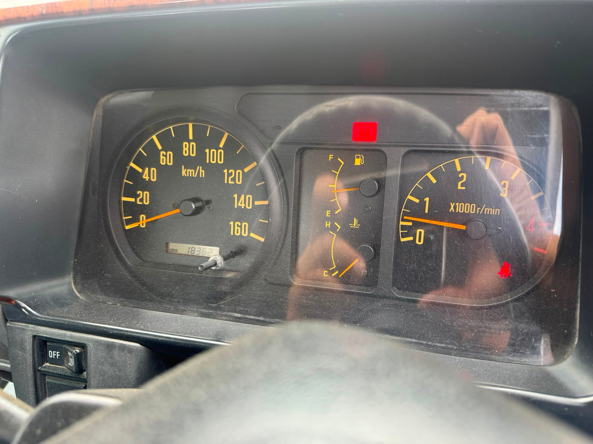 White 2000 Isuzu Elf Diesel Truck 4x2, photo 10 of 15