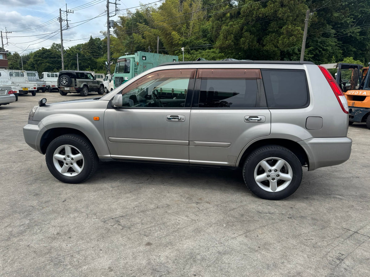 Gray 2001 Nissan X-Trail 4WD SUV, photo 10 of 15