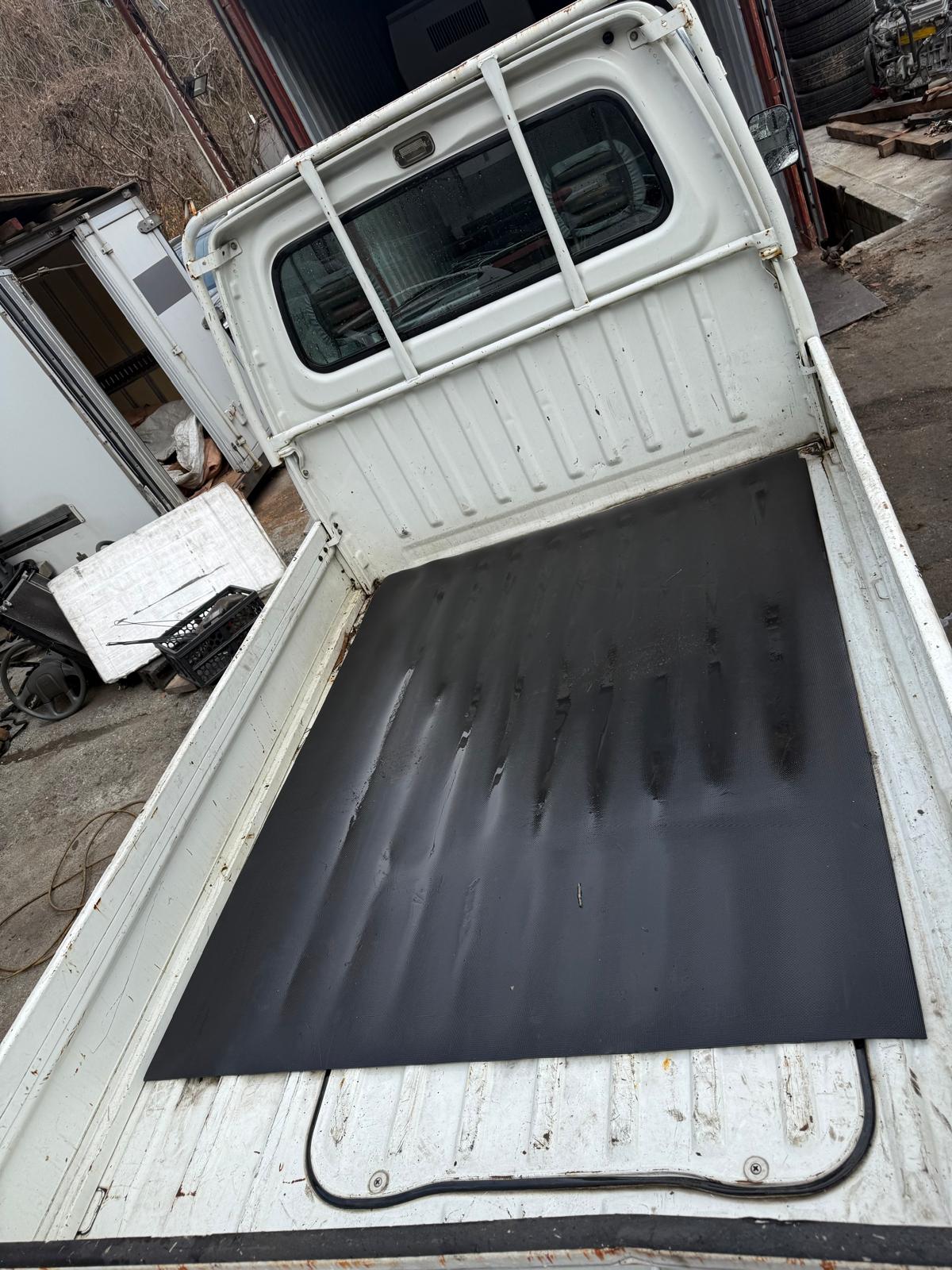 White 2000 Subaru Sambar 4x4 kei truck, photo 5 of 10