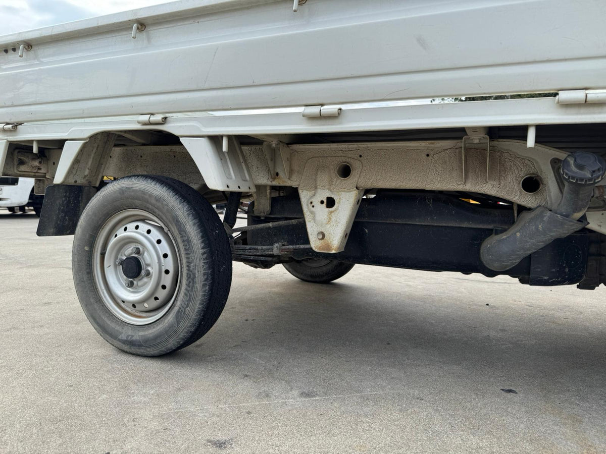 White 2001 Suzuki Carry 4x4 kei truck, photo 5 of 7