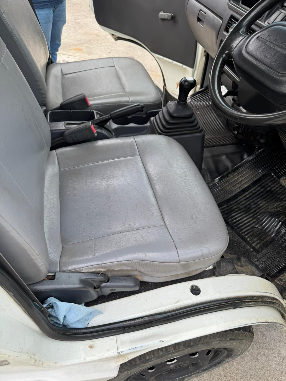 White 2000 Subaru Sambar 4x4 kei truck, photo 5 of 9