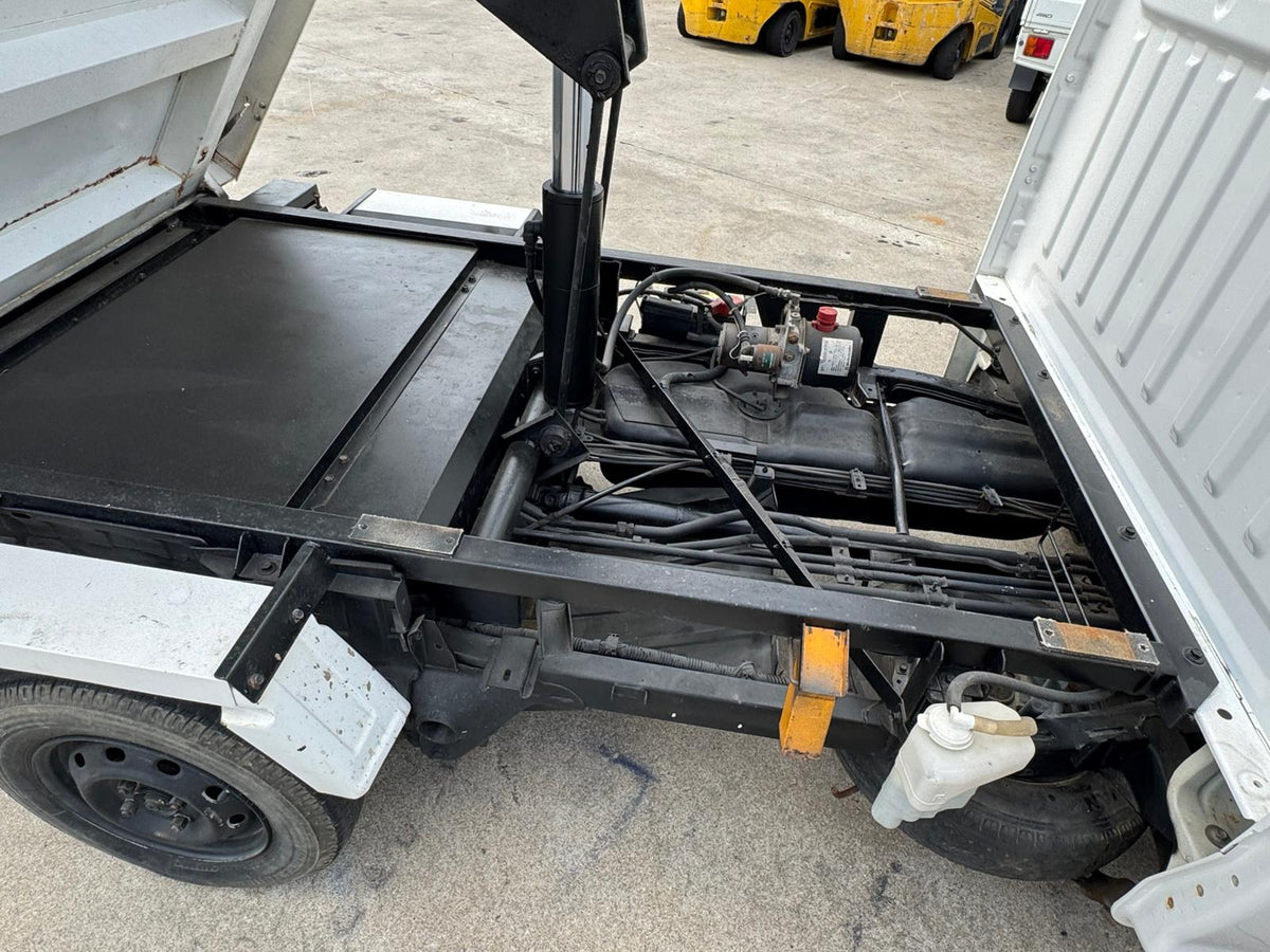 White 2000 Subaru Sambar 4x4 kei truck, photo 7 of 9