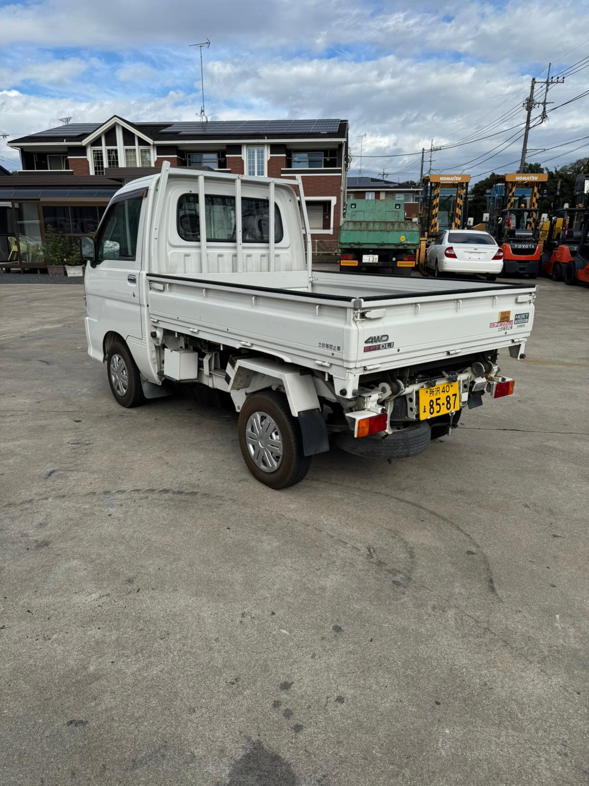 White 2001 Daihatsu Hijet Scissor-Lift Dump Truck 4x4, photo 3 of 10