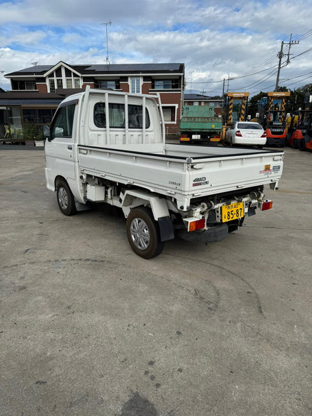 White 2001 Daihatsu Hijet Scissor-Lift Dump Truck 4x4, photo 3 of 10