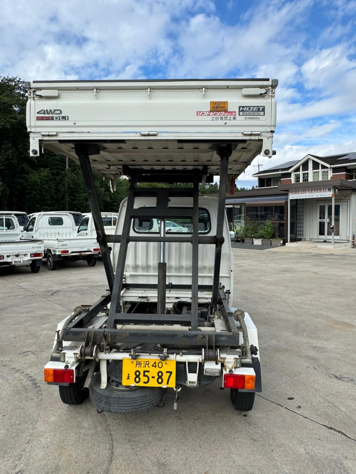 White 2001 Daihatsu Hijet Scissor-Lift Dump Truck 4x4, photo 6 of 10