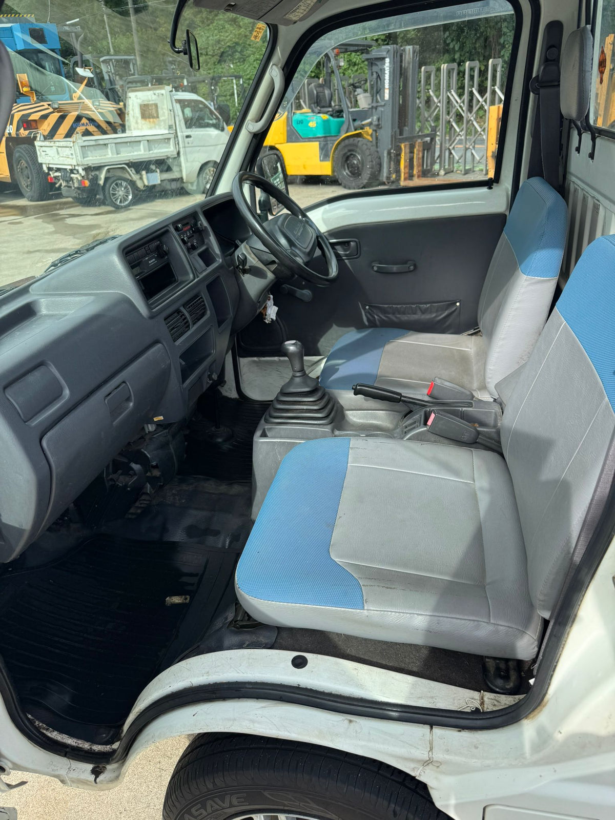 White 2000 Subaru Sambar 4x4 kei truck, photo 8 of 10