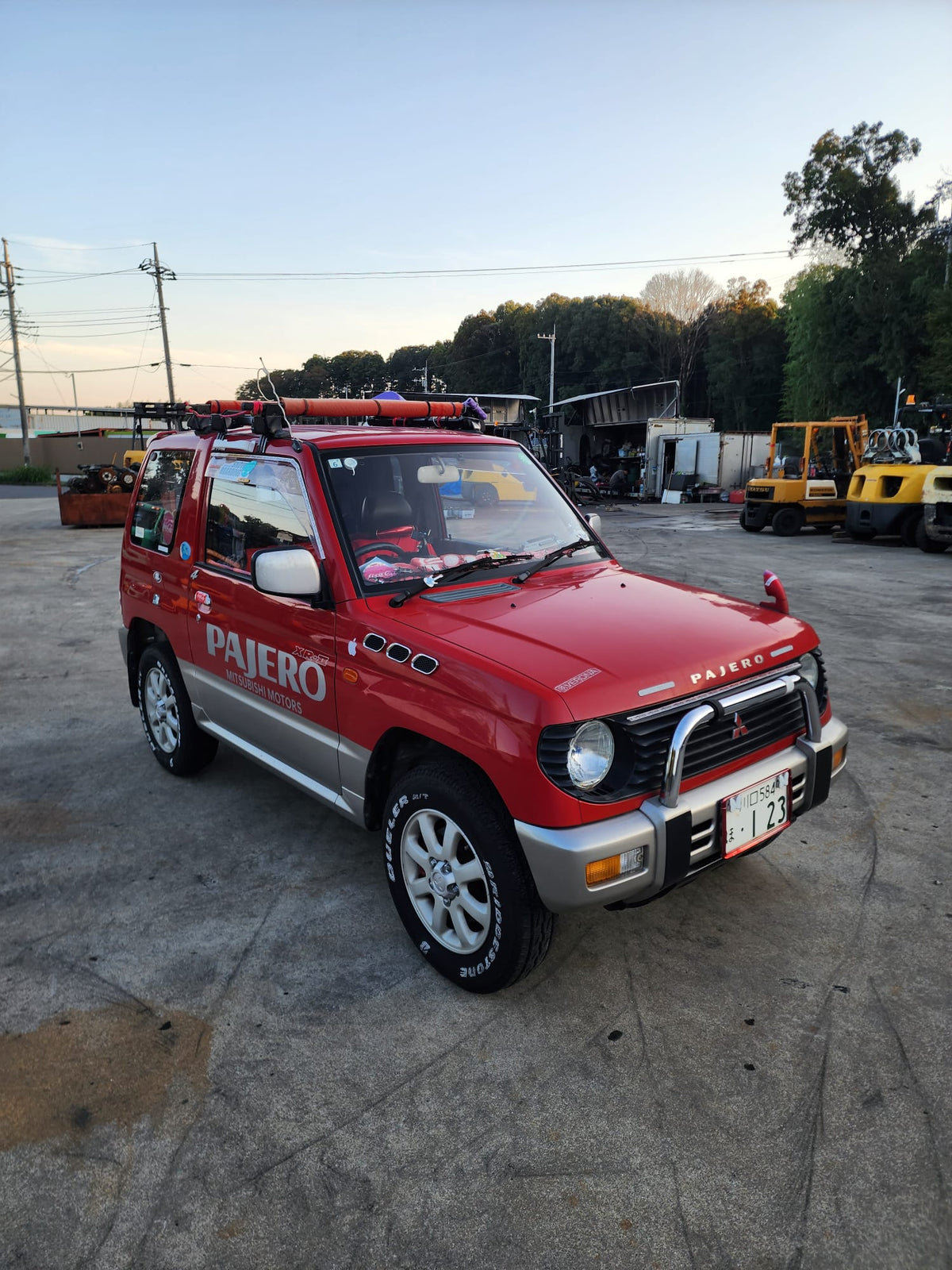 Black and red 1995 Mitsubishi Pajero SUV, photo 2 of 10