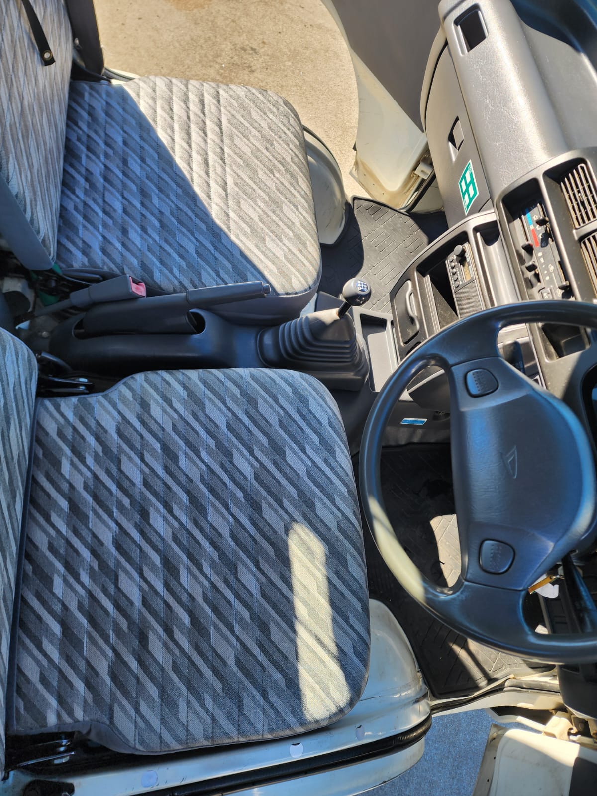 White 2001 Daihatsu Hijet 4x4 kei truck, photo 5 of 10