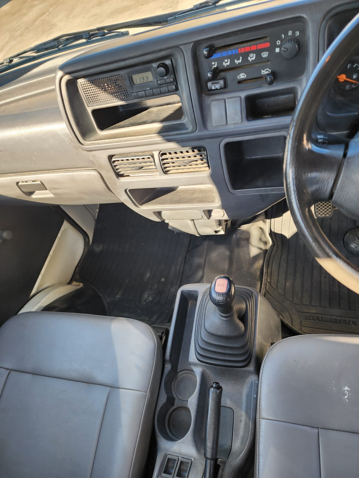 White 2001 Subaru Sambar 4x4 kei truck, photo 11 of 12