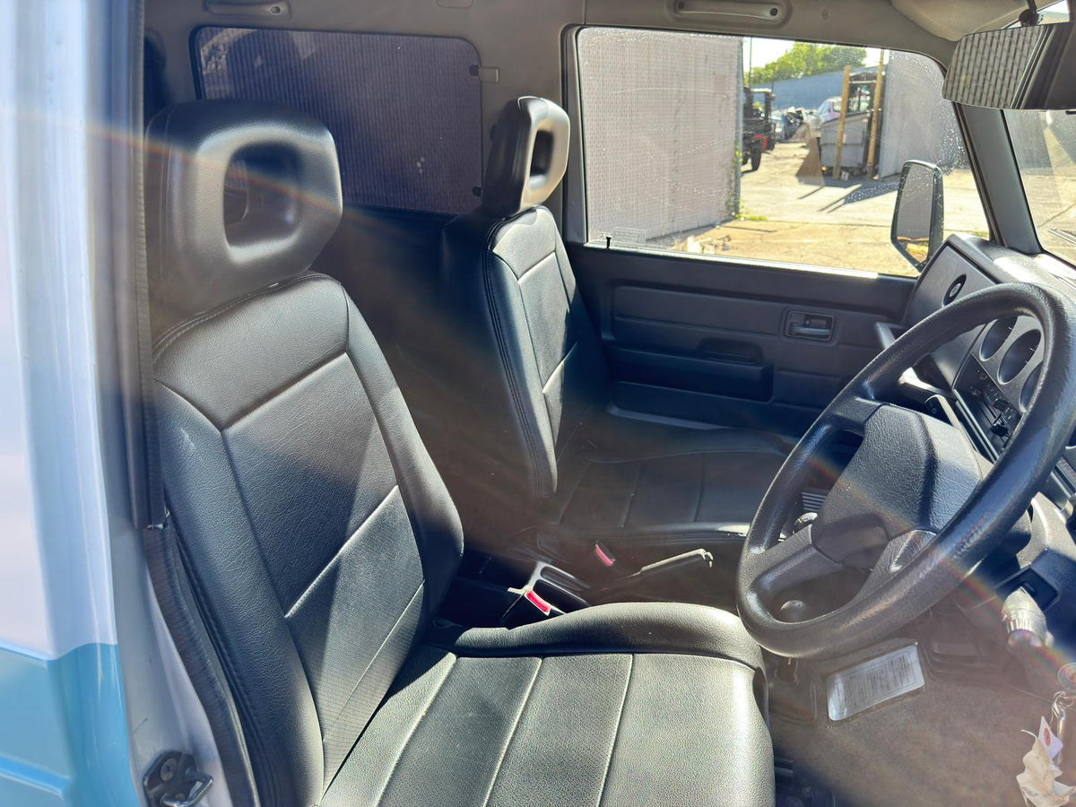 Blue/White 1996 Suzuki Jimny kei SUV, photo 11 of 15