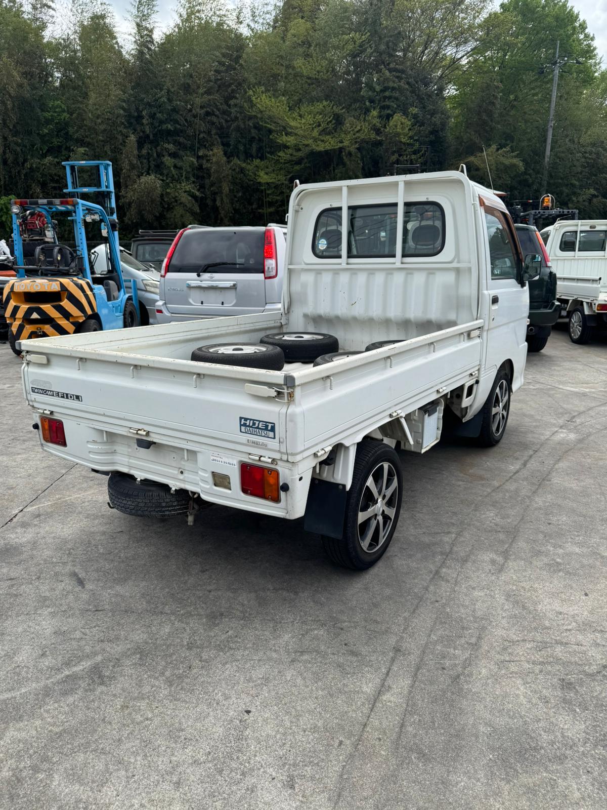 White 2001 Daihatsu Hijet 4x4 kei truck, photo 3 of 10