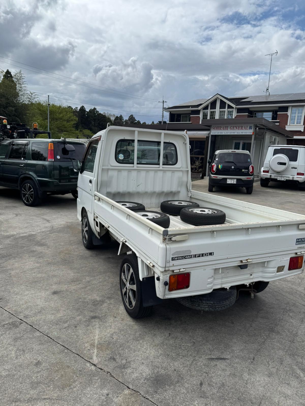 White 2001 Daihatsu Hijet 4x4 kei truck, photo 5 of 10