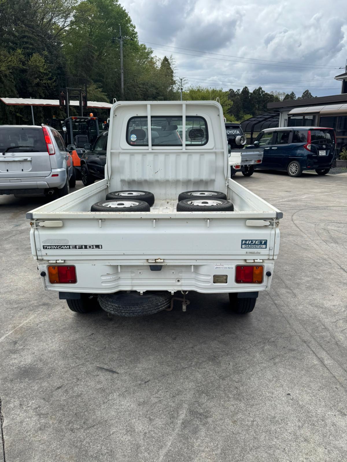 White 2001 Daihatsu Hijet 4x4 kei truck, photo 4 of 10