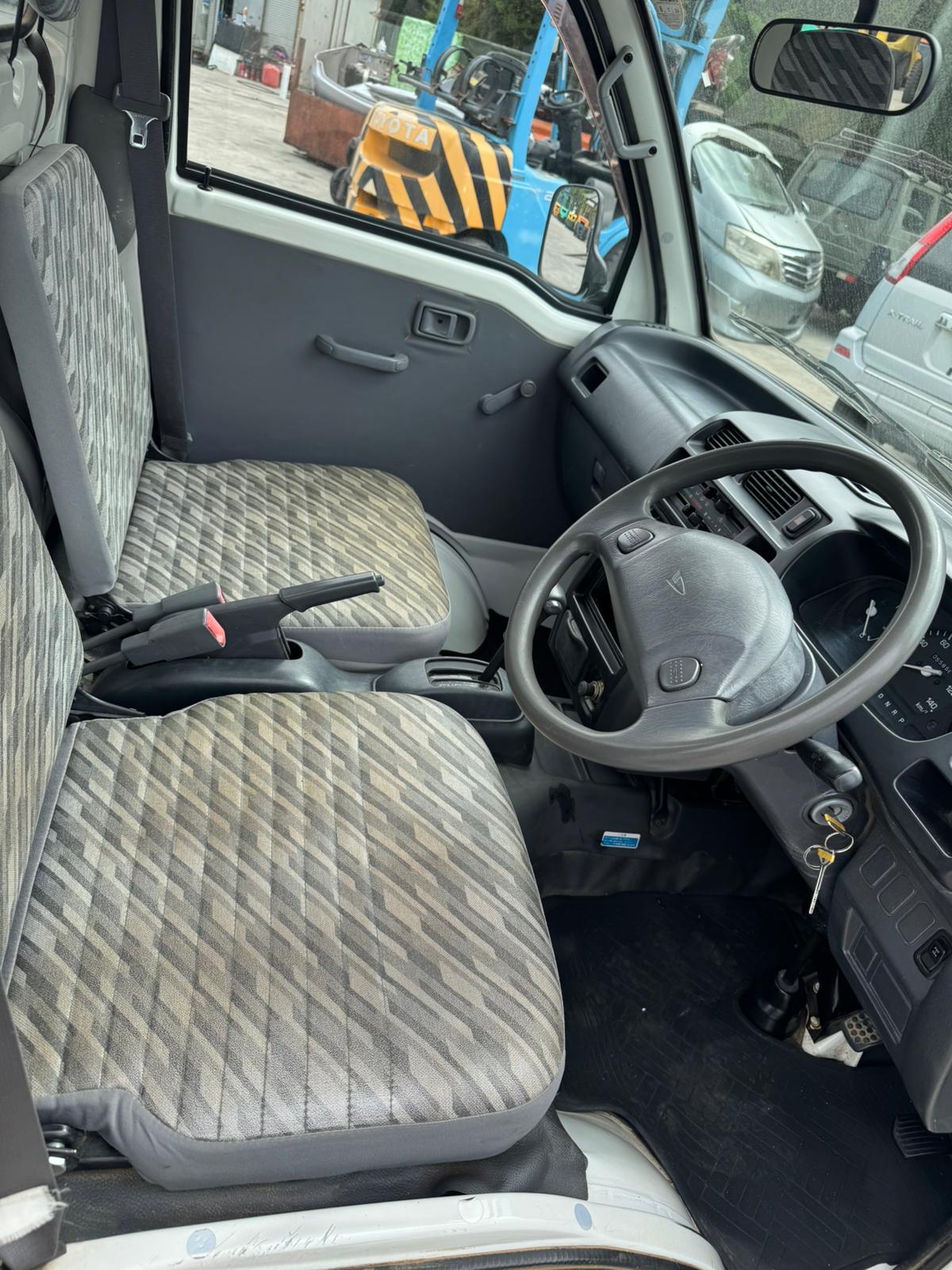 White 2001 Daihatsu Hijet 4x4 kei truck, photo 6 of 10