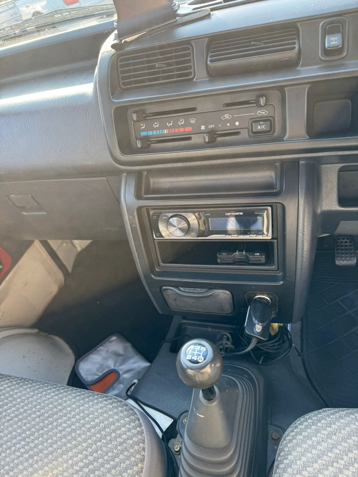 White 2000 Daihatsu Hijet 4x4 kei truck, photo 8 of 11