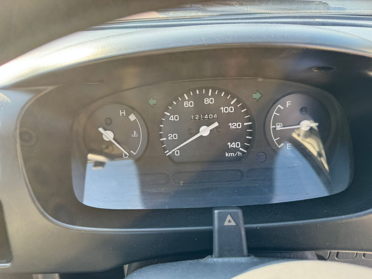 White 2000 Daihatsu Hijet 4x4 kei truck, photo 7 of 11