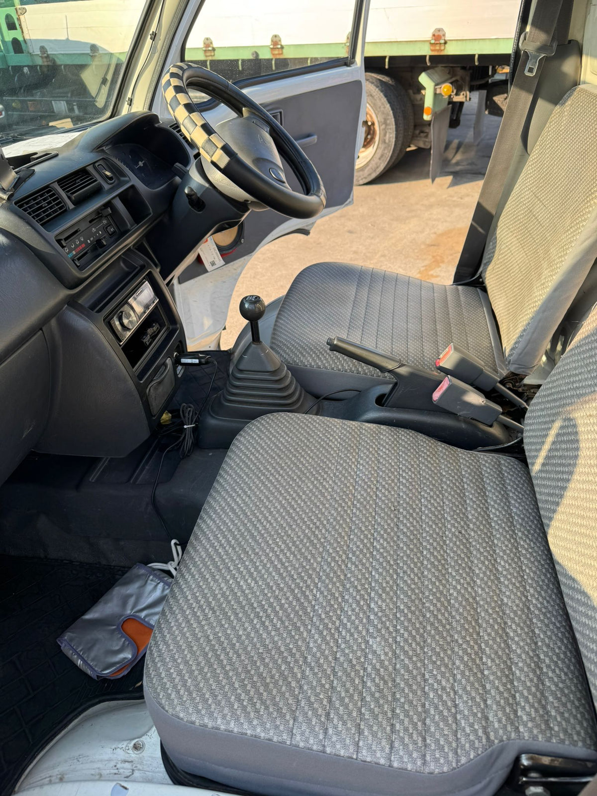 White 2000 Daihatsu Hijet 4x4 kei truck, photo 10 of 11