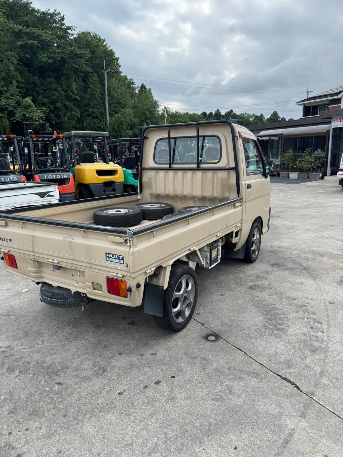 Beige 2000 Daihatsu Hijet 4x2 kei truck, photo 6 of 9
