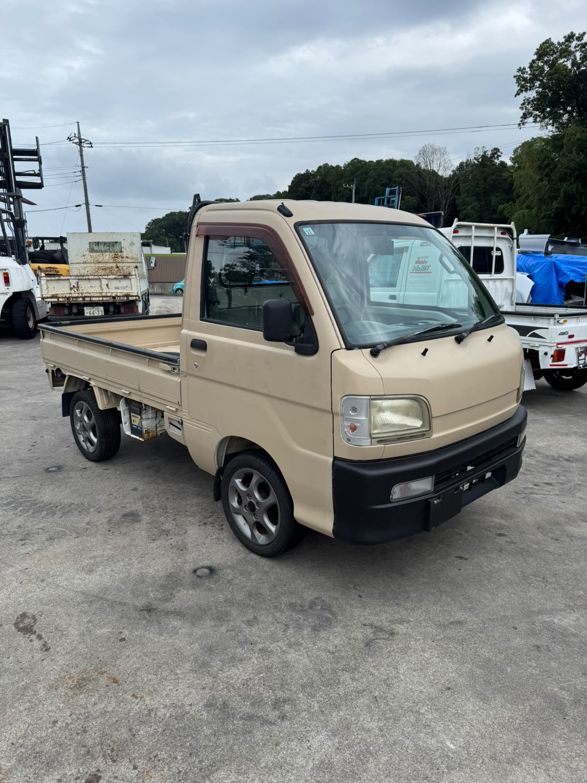 Beige 2000 Daihatsu Hijet 4x2 kei truck