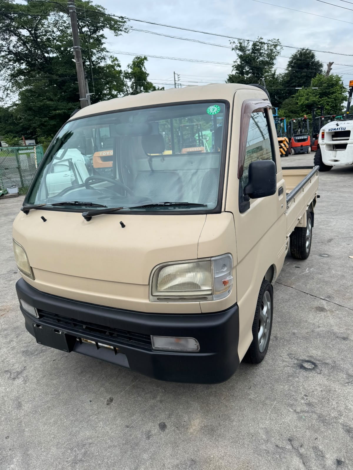 Beige 2000 Daihatsu Hijet 4x2 kei truck, photo 3 of 9
