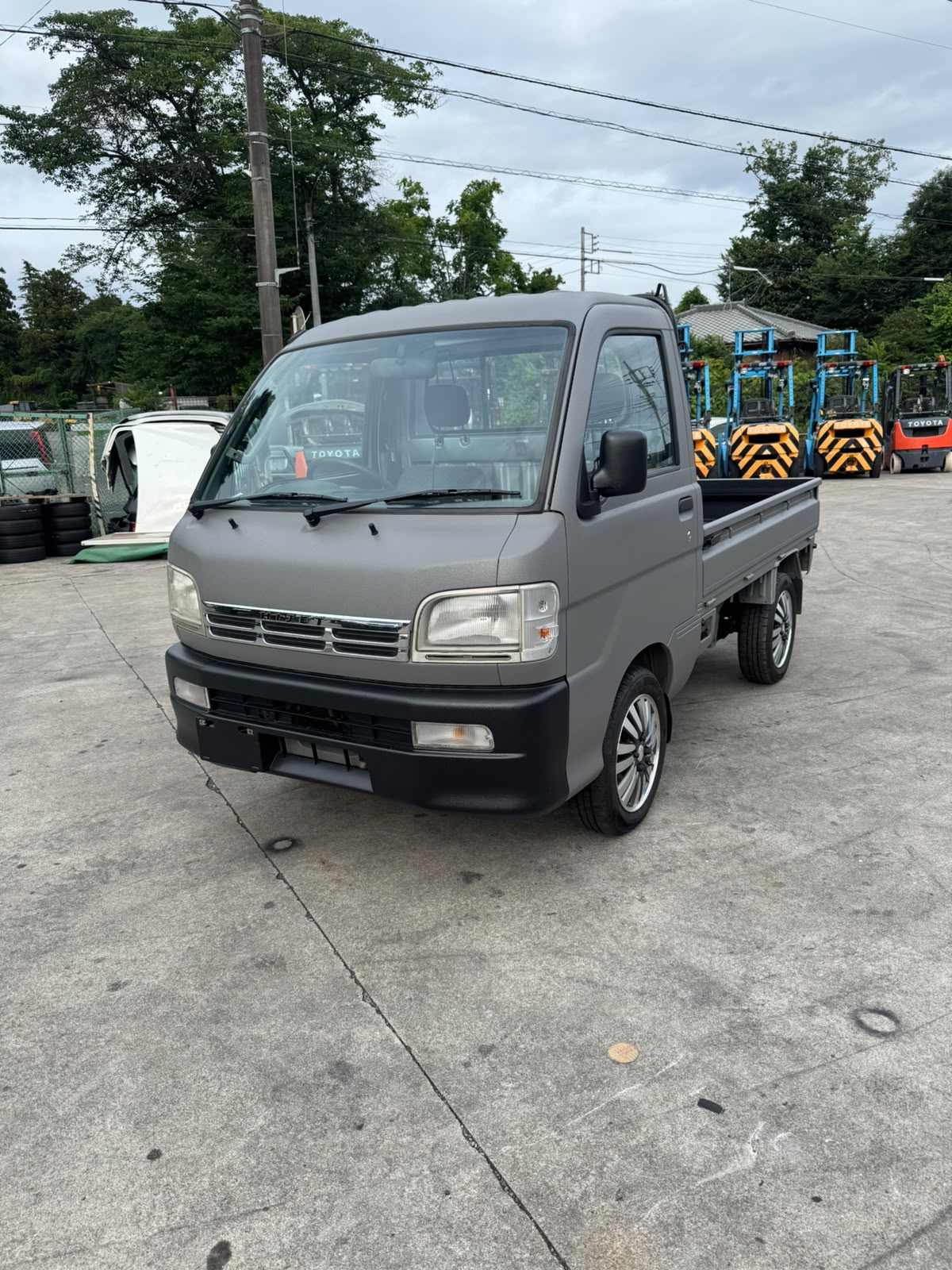 Grey 2000 Daihatsu Hijet 4x4 kei truck, photo 3 of 11