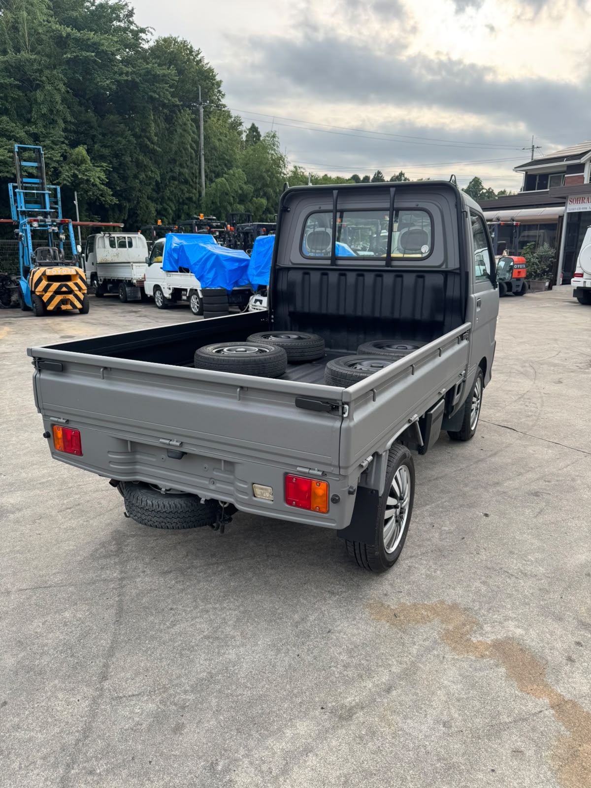 Grey 2000 Daihatsu Hijet 4x4 kei truck, photo 5 of 11
