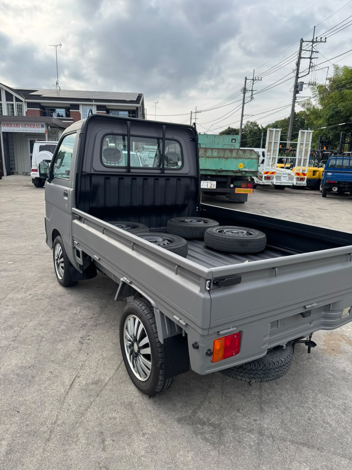 Grey 2000 Daihatsu Hijet 4x4 kei truck, photo 4 of 11