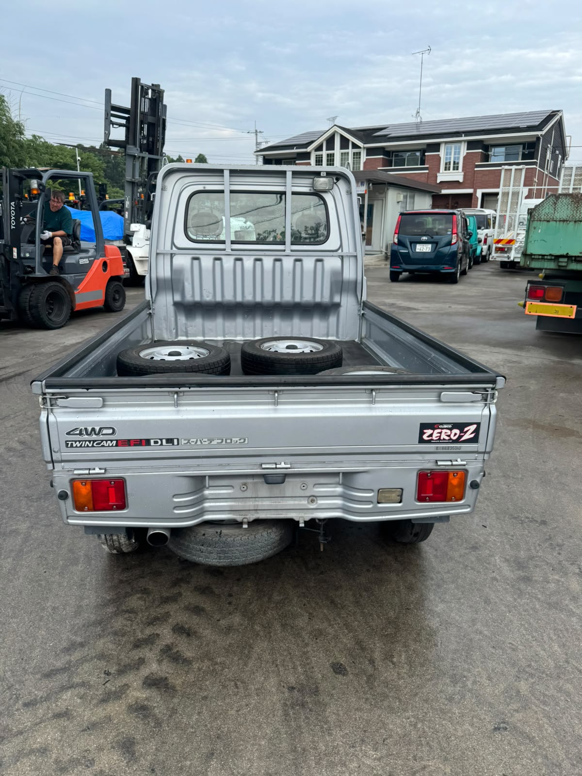 Silver 2001 Daihatsu Hijet 4x4 M/T kei truck, photo 5 of 11
