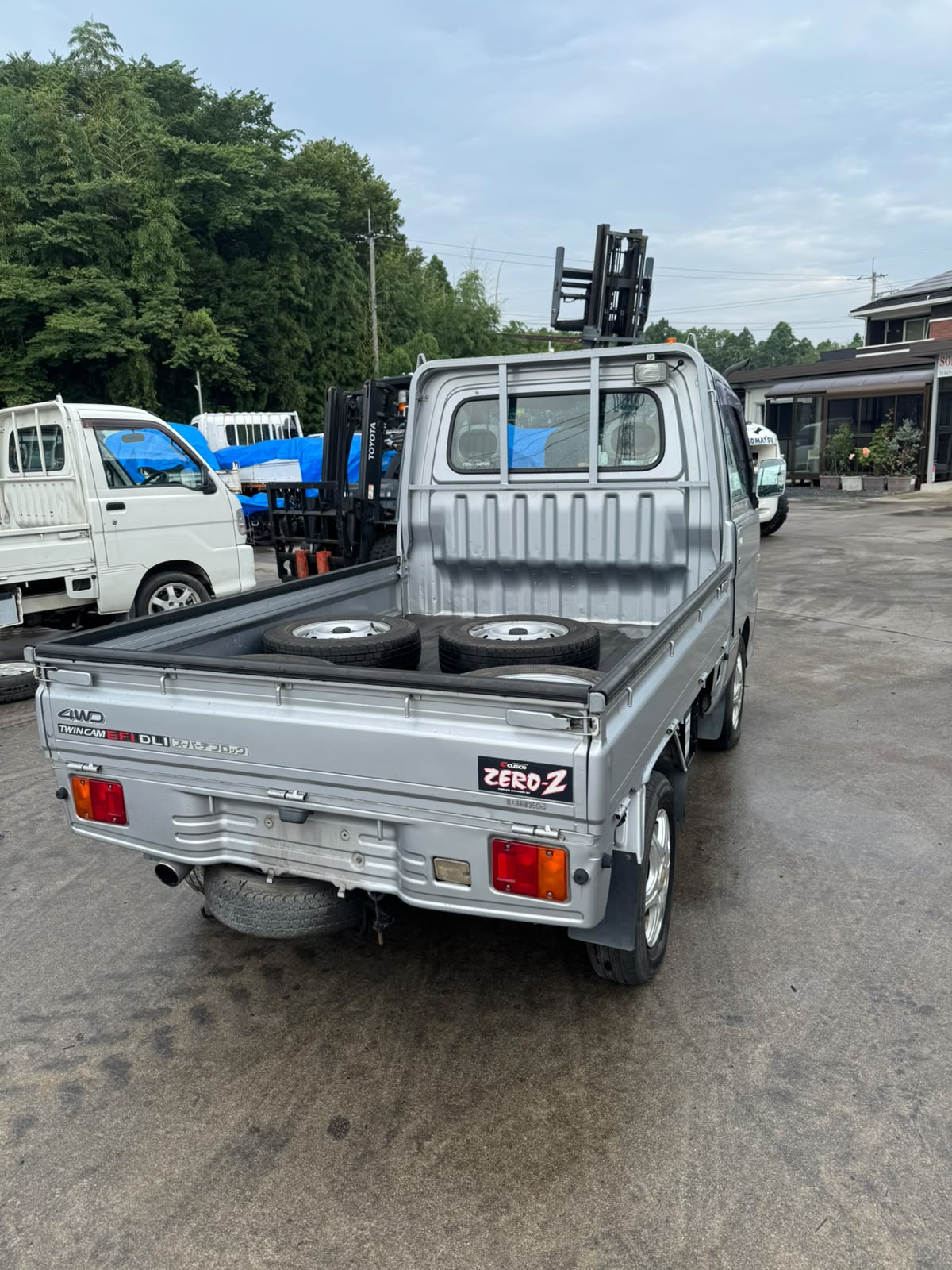Silver 2001 Daihatsu Hijet 4x4 M/T kei truck, photo 6 of 11