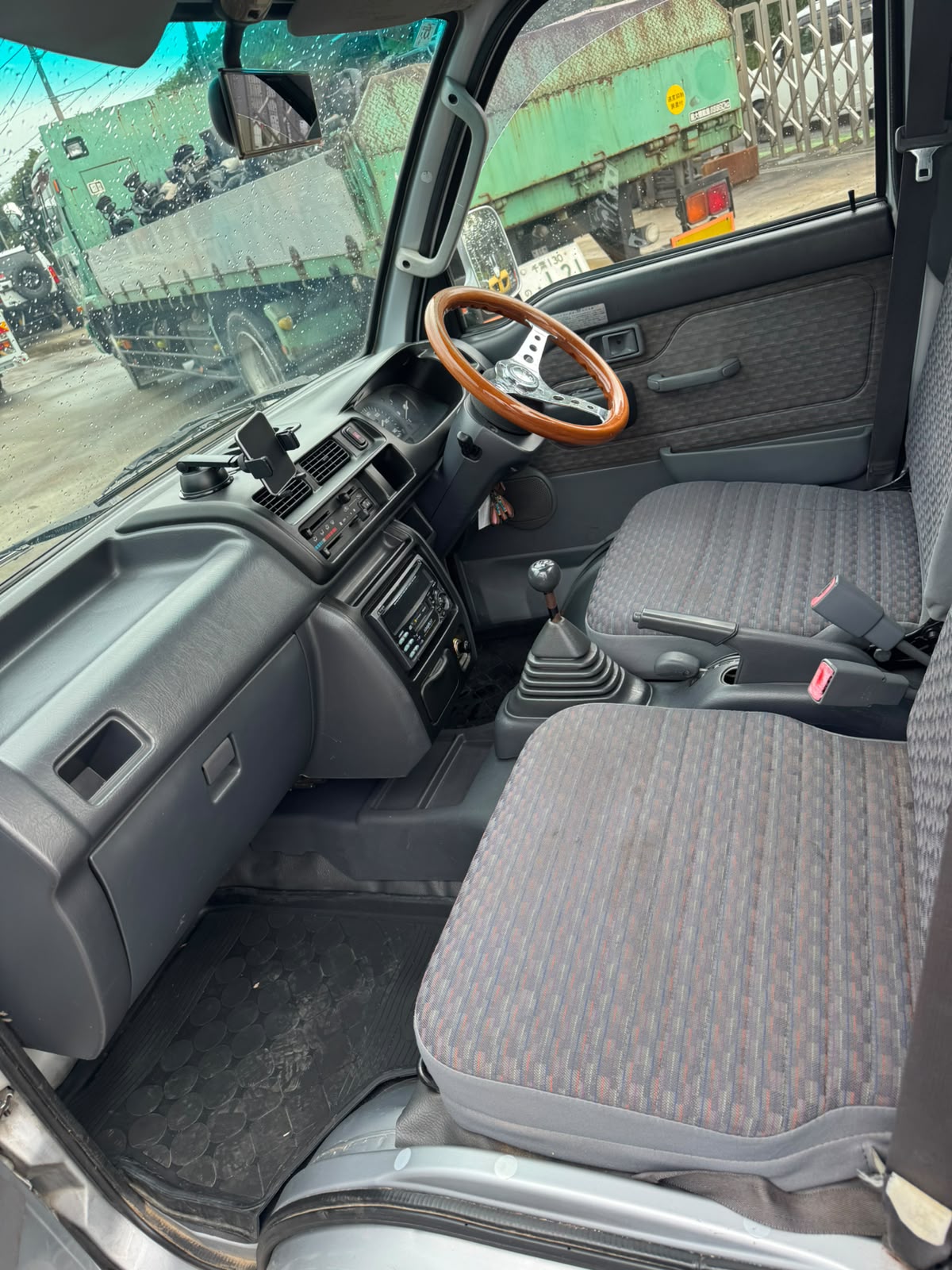 Silver 2001 Daihatsu Hijet 4x4 M/T kei truck, photo 10 of 11