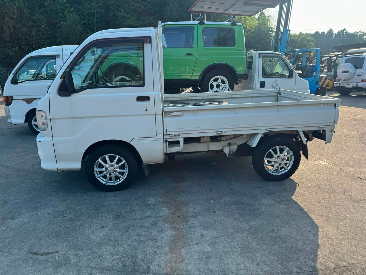 White 2001 Daihatsu Hijet 4x4 kei truck, photo 4 of 10