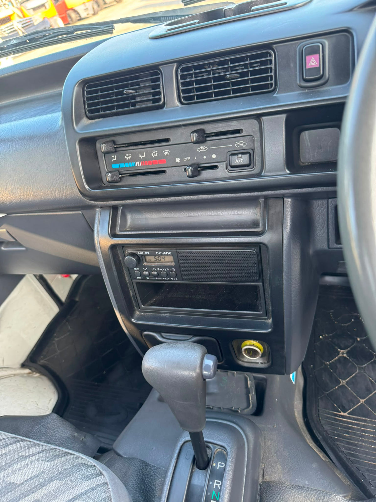 White 2001 Daihatsu Hijet 4x4 kei truck, photo 9 of 10