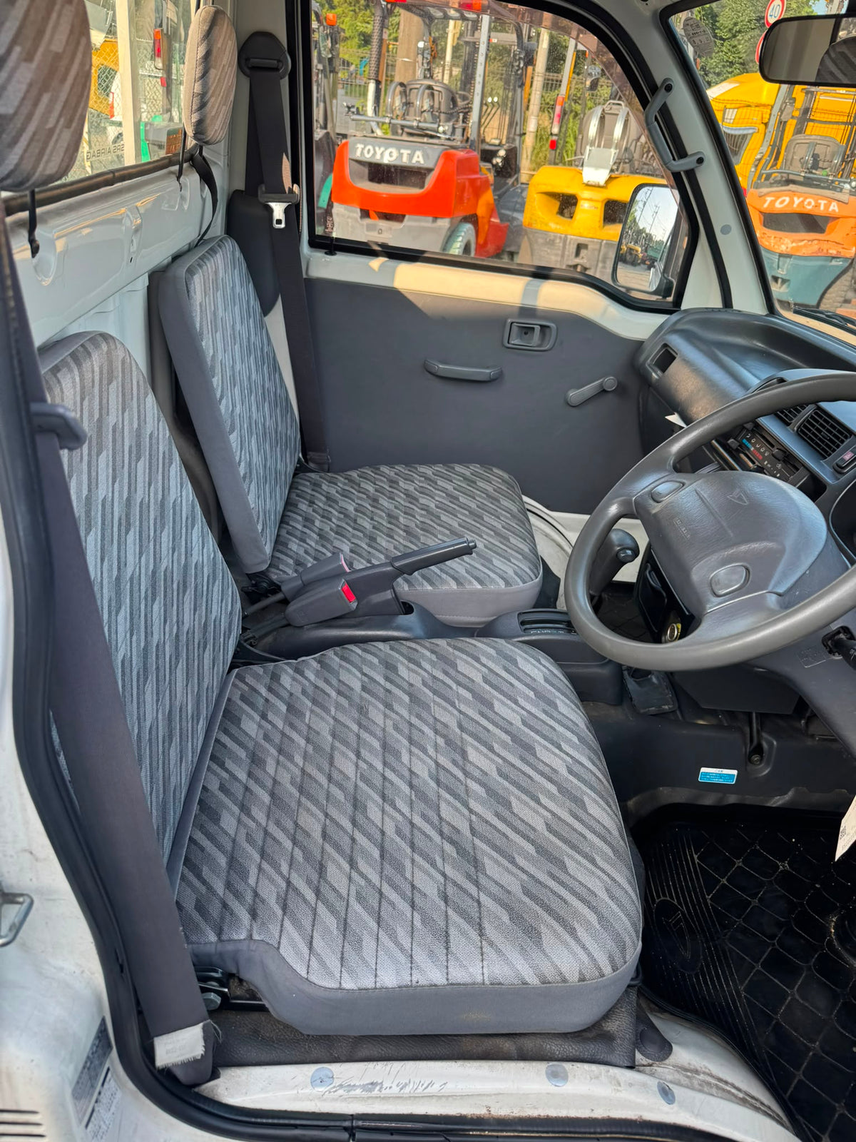 White 2001 Daihatsu Hijet 4x4 kei truck, photo 8 of 10