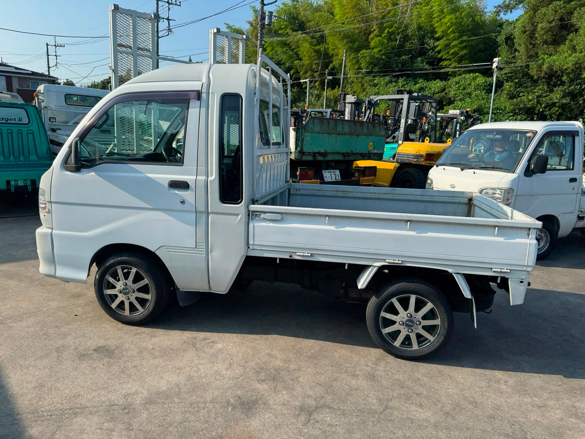 White 2000 Daihatsu Hijet Jumbo 4x4 M/T kei truck, photo 3 of 12