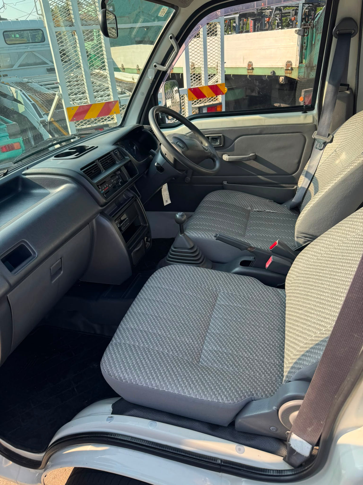 White 2000 Daihatsu Hijet Jumbo 4x4 M/T kei truck, photo 8 of 12