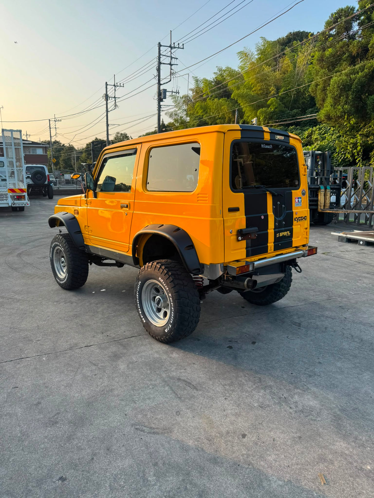 Yellow and black 1997 Suzuki Jimny Sierra 4x4 kei SUV, photo 4 of 11