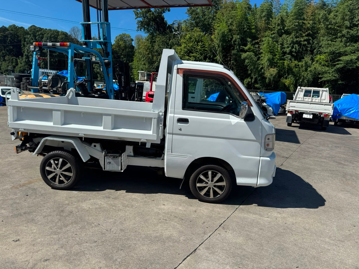 White 2000 Daihatsu Hijet Dump Truck 4x4, photo 4 of 8