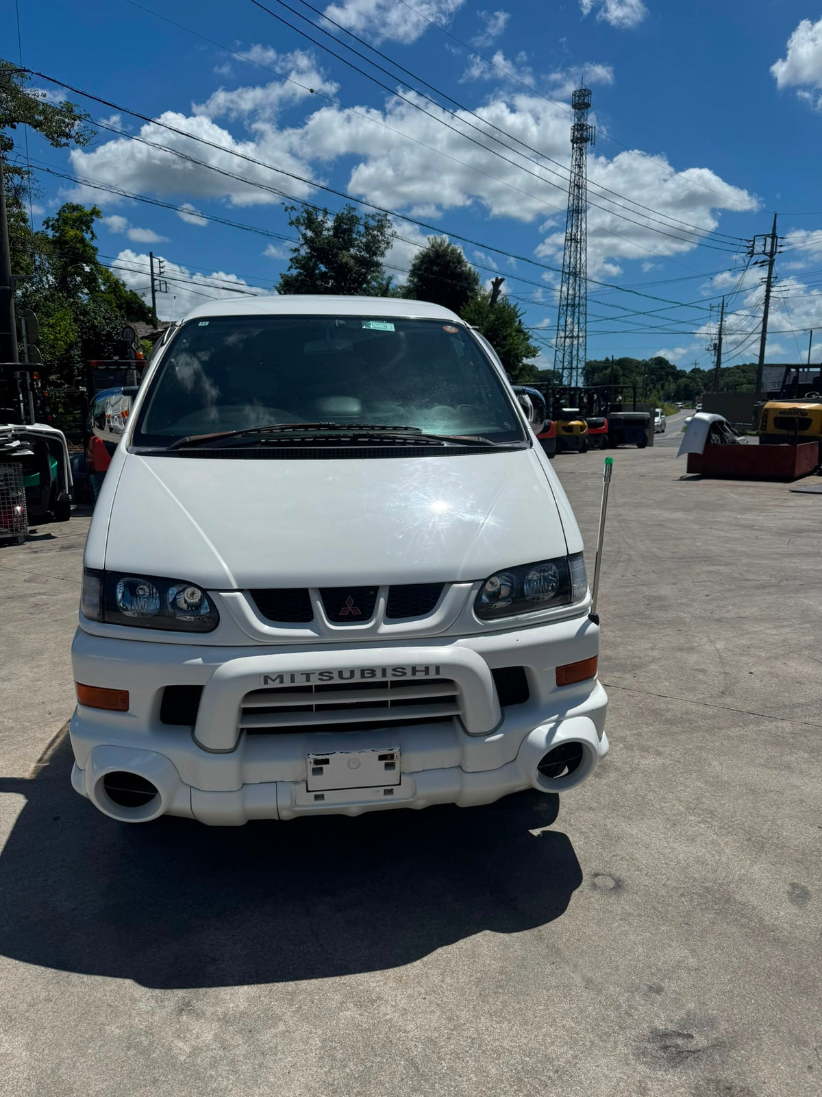 White 2000 Mitsubishi Delica Space Gear Chamonix 4WD van, photo 2 of 14
