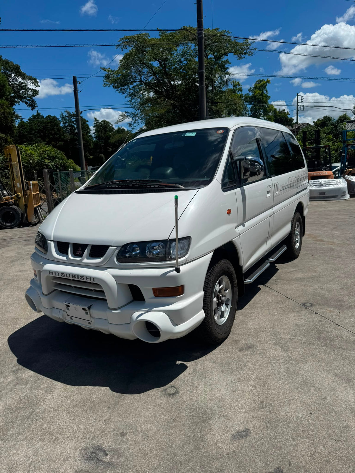 White 2000 Mitsubishi Delica Space Gear Chamonix 4WD van, photo 3 of 14