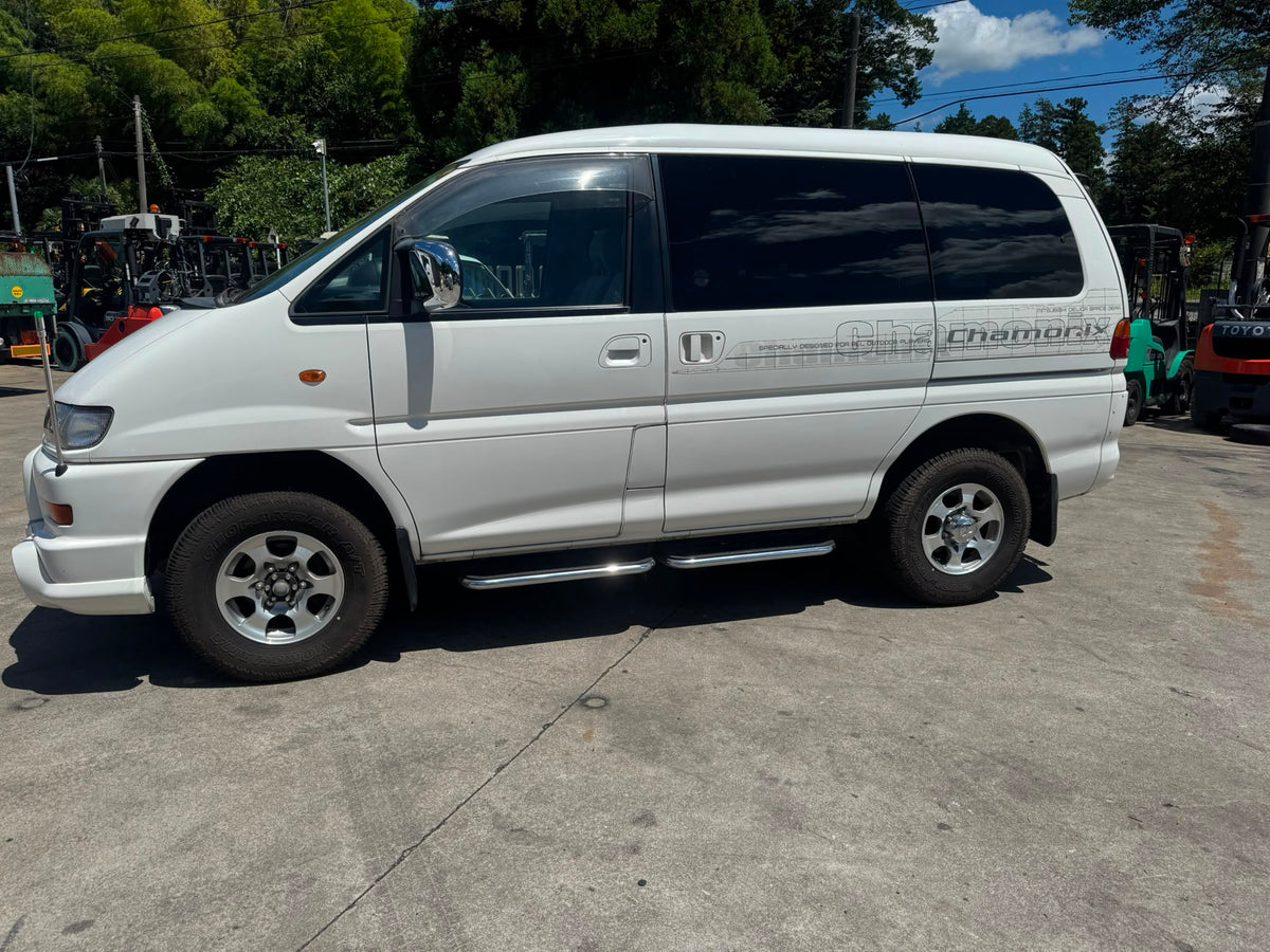 White 2000 Mitsubishi Delica Space Gear Chamonix 4WD van, photo 4 of 14