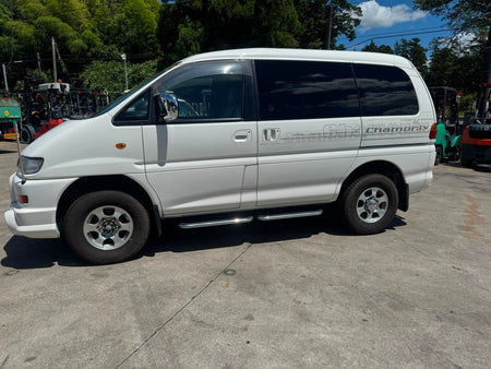 White 2000 Mitsubishi Delica Space Gear Chamonix 4WD van, photo 4 of 14