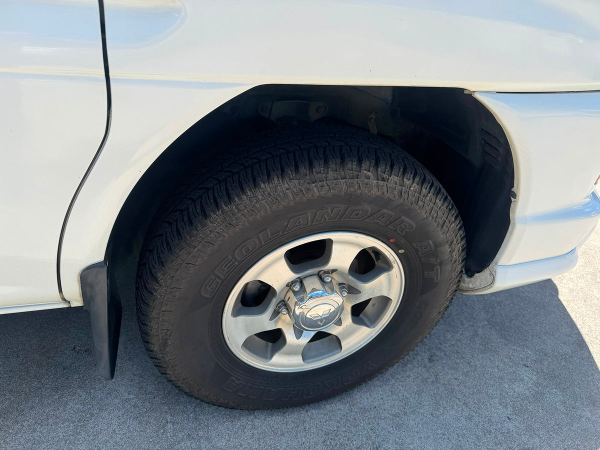 White 2000 Mitsubishi Delica Space Gear Chamonix 4WD van, photo 14 of 14