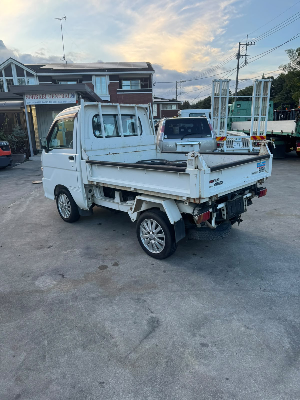 White 2000 Daihatsu Hijet Dump Truck 4x4, photo 5 of 11